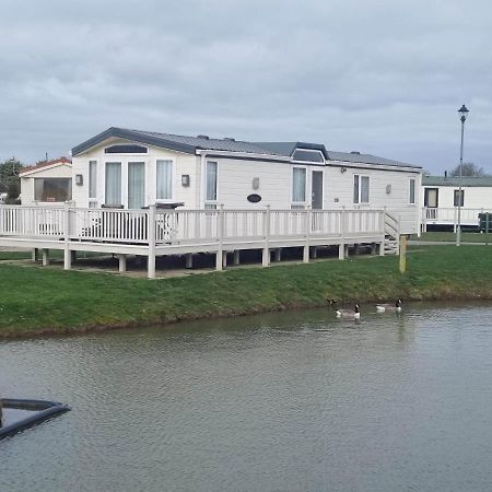 Отель 6 Berth Deluxe Ml7 On The Golden Palm Чапел-Сент-Леонардс Экстерьер фото